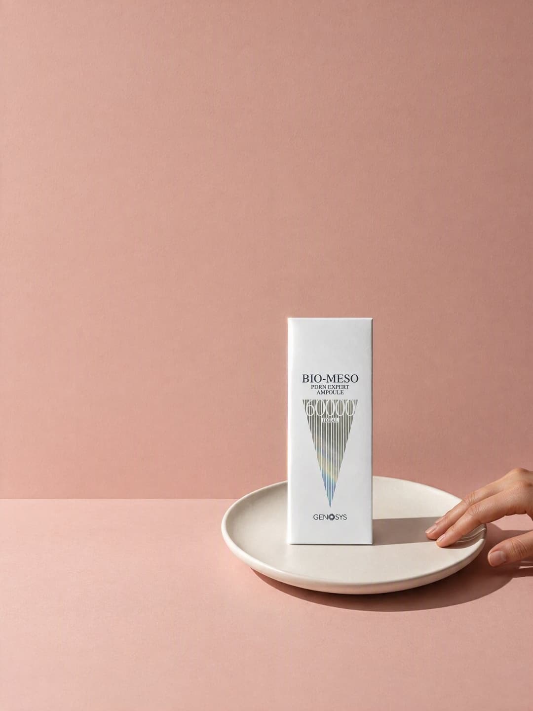 علبة ⁦BIO-MESO PDRN Expert Ampoule 60000⁩ على طبق، ويد تمتد إليها